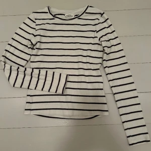 Randig tröja  - En jättesöt svartvit randig tröja från Kappahl i storlek 146-152! Säljer eftersom den är för liten för mig 
