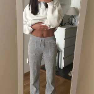 Juicy byxor gråa - Inte använda så mycket gråa juicy byxor strl xs säljer för jag inte använder juicy byxor mer :(