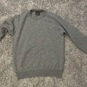 Oscar jacobsson kashmir tröja - Tja säljer nu denna Oscar Jacobsson kashmir tröja andvänd 1 gång nypris 2500 mitt pris 1299 storlek S. Skriv för mer info!