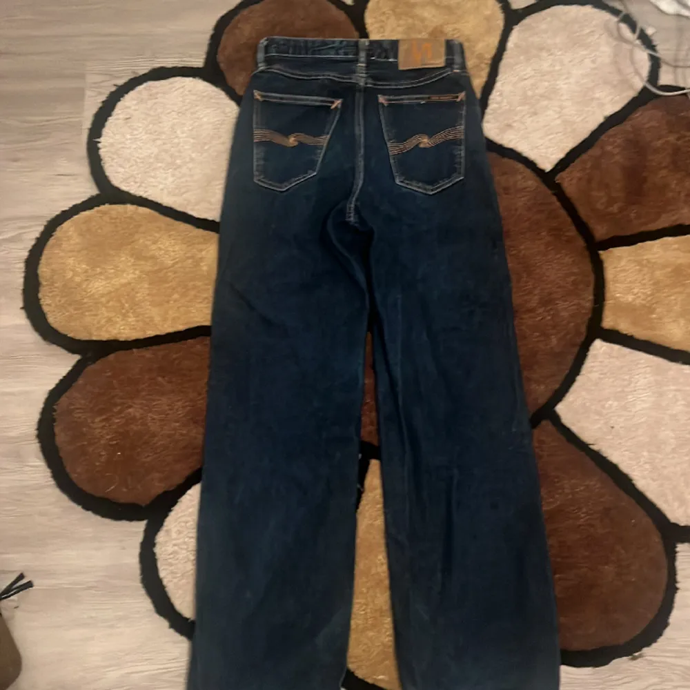 Nudie Jeans i storlek 26 i midjan. Köpta i Åhléns city så helt riktiga. Pris går att diskutera. Original pris 1500.. Jeans & Byxor.