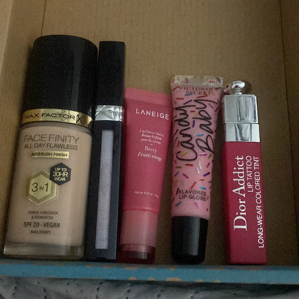 Hej säljer olika smink alla är testat engast på handen utan Victoria Secret den är helt oöppnad.             ❌Faundation,Rosa dior ,Laneige såld❌. Accessoarer.