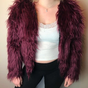 Vinröd pälsjacka - Supercool statement-jacka! Passar även mindre än storlek L