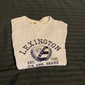 En fin Lexington tröja som sitter väldigt bra på|| storle L men sitter mer som M|| ny pris på tröjan är 399kr|| vårat pris 99krVid frågar eller mera bilder på tröjan kontakta oss.