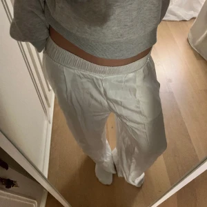 Silkes byxor - Linnebyxor i ett silkes liknande material, superfina men får tyvärr ingen användning just nu🥲🎀 - likadana som sista bilden fast i vita och utan ”cargo” fickorna. Org pris: 400kr