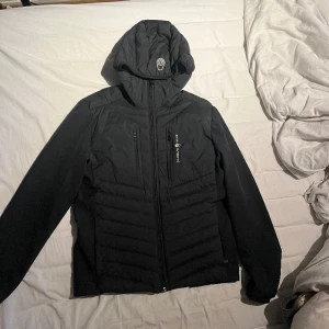 Sail racing hybrid - Säljer nu min jacka har haft den i ett år och köpte den för 3500kr den är i bra skick man ser knappt att den är använd den sitter perfekt på mig och jag är 185 Priset kan sänkas vid snabb affär