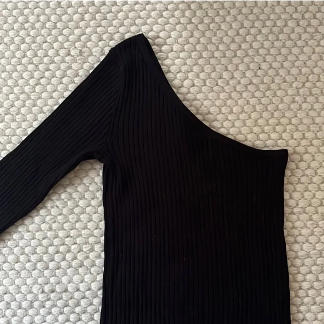 Svart one shoulder tröja