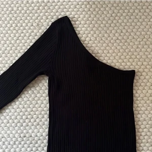 Svart one shoulder tröja - Säljer vidare då det inte var min stil, inga defekter🩷
