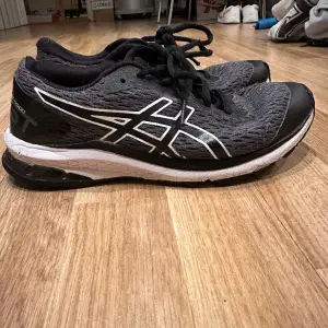 Ett par svarta springskor från asics i stl 38. 