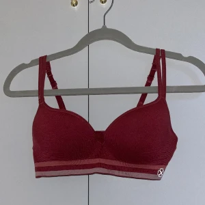 Sport-bh  - En oanvänd pushup sport-bh ifrån Dorina. Storlek 75B💜