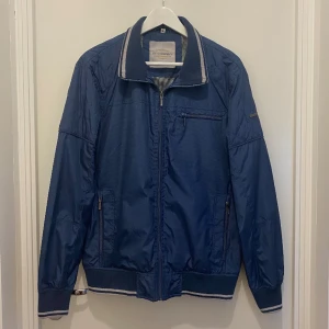 Jacka - Mörkblå jacka från Erla of Sweden med snygg krage, perfekt nu till våren och hösten! I fint skick utan defekter.