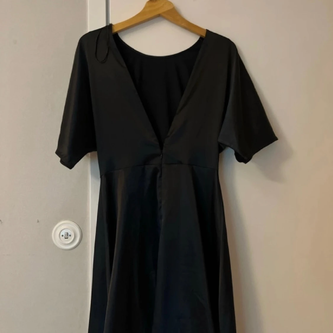 Svart kort klänning med öppen rygg - 90