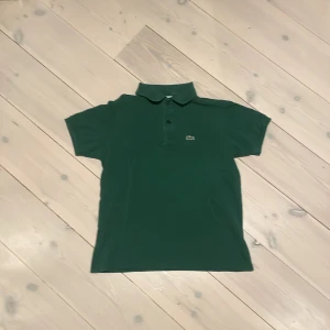 Lacoste piké - Lacoste piké som köptes för 2 år sedan på kidsbrandstore. Jag har växt ur den men den har använts ett fåtal gånger. Det är i bra skick och ser nästan ut som ny. Passar till åldern 12-14 år.