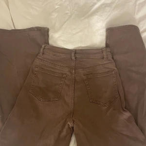 Bruna jeans  - Bruna straight jeans från H&M. Köpta för typ 3 år sedan men inte använd på 2 år.