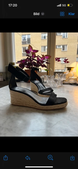 Klackar - Super snygga klackar med en flätat sula. Tryck gärna på köp nu ❤️