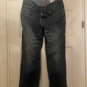 Säljer dessa vintage jeans storlek 46 men motsvarar 36/38! As snygga low waist