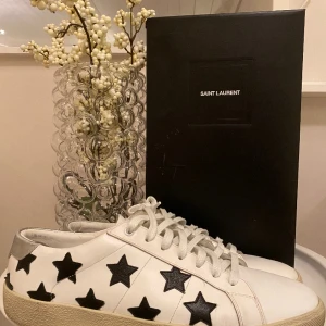 Saint Laurent skor - Säljer mina Saint Laurent’s , storlek 44. Bra skick, lite slitna i hälen. Har över 100 referenser från tidigare affärer.