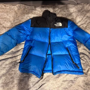 The North Face jacka  - En blå north face jacka som är i storleken XL i barnstorlek. 