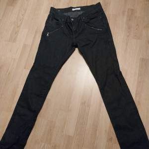 Svarta jeans med dragkedjor på sidorna. Storlek 44 och lågmidjade  Inte alls anväda, byxorna har bara prövats.   Du som köpare står för fraktkostnaden😀