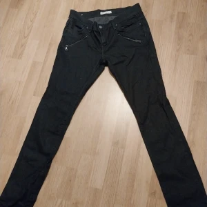Byxor/Jeans  - Svarta jeans med dragkedjor på sidorna. Storlek 44 och lågmidjade  Inte alls anväda, byxorna har bara prövats.   Du som köpare står för fraktkostnaden😀