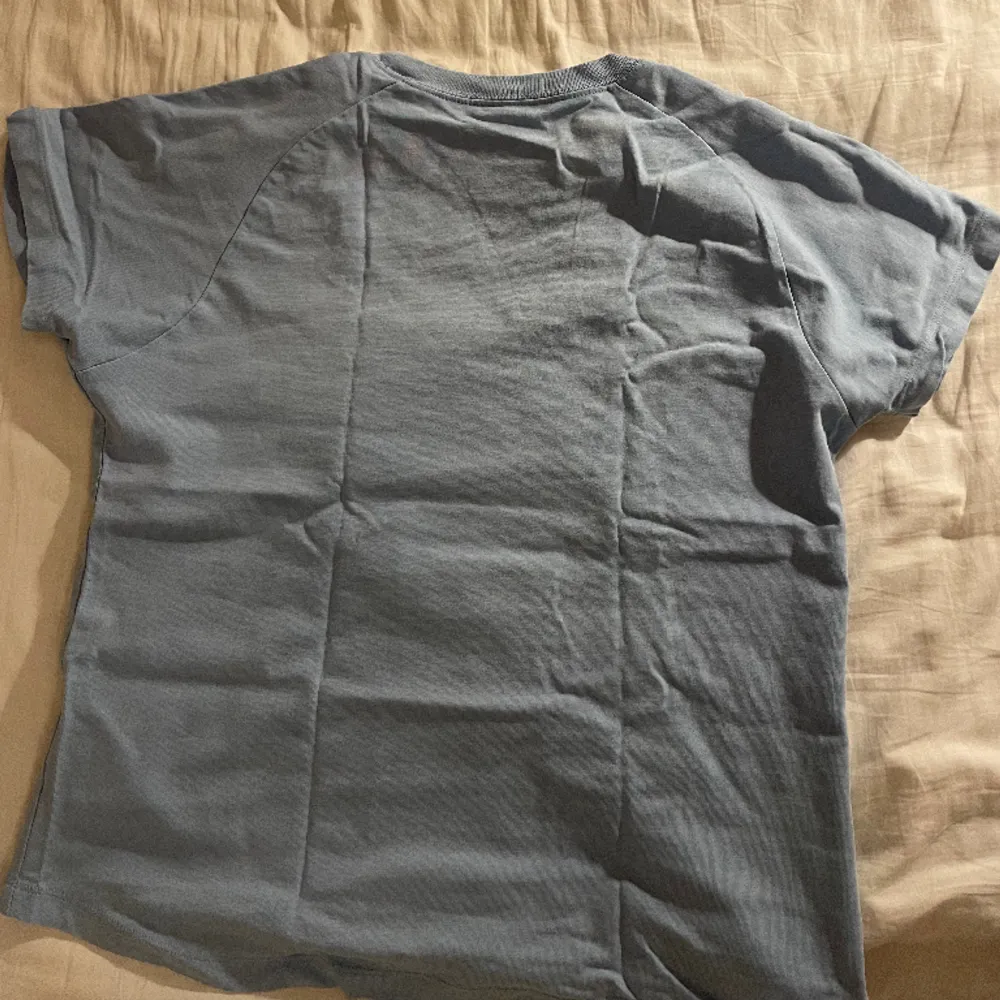 Skitcool t shirt från Zadig som tyvärr inte kommer till användning längre💕 superbra skick och knappt använd en. T-shirts.
