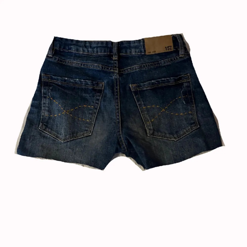 Ett par jeans shorts från lager 157. Dom är klippta själv och sömmarna på fickorna är också gjorda själva💗 midjemått: 34/35 cm rakt över. Dom är lowwaist/midwaist. Shorts.