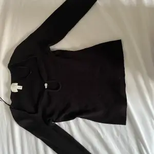 Jätte fin svart tröja aldrig änvänt . En liten fin detalj på tröjan som gör tröjan snygg köpt på hm . Dock fraktar jag inte ! 