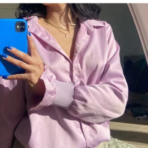 Blus med volang ärm  - Blus