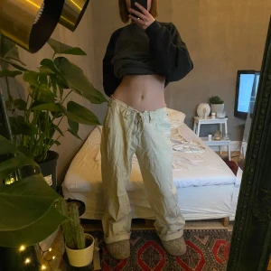 Linnebyxor - Skit snygga linnebyxor!! Köpta secondhand💘💘 Skriv för mått.