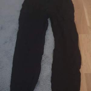 Svarta långa byxor med fickor 