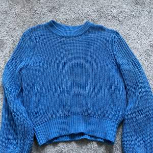 En blå stickad tröja från Lindex i storlek S. Använd några gånger. Lite oversized. 