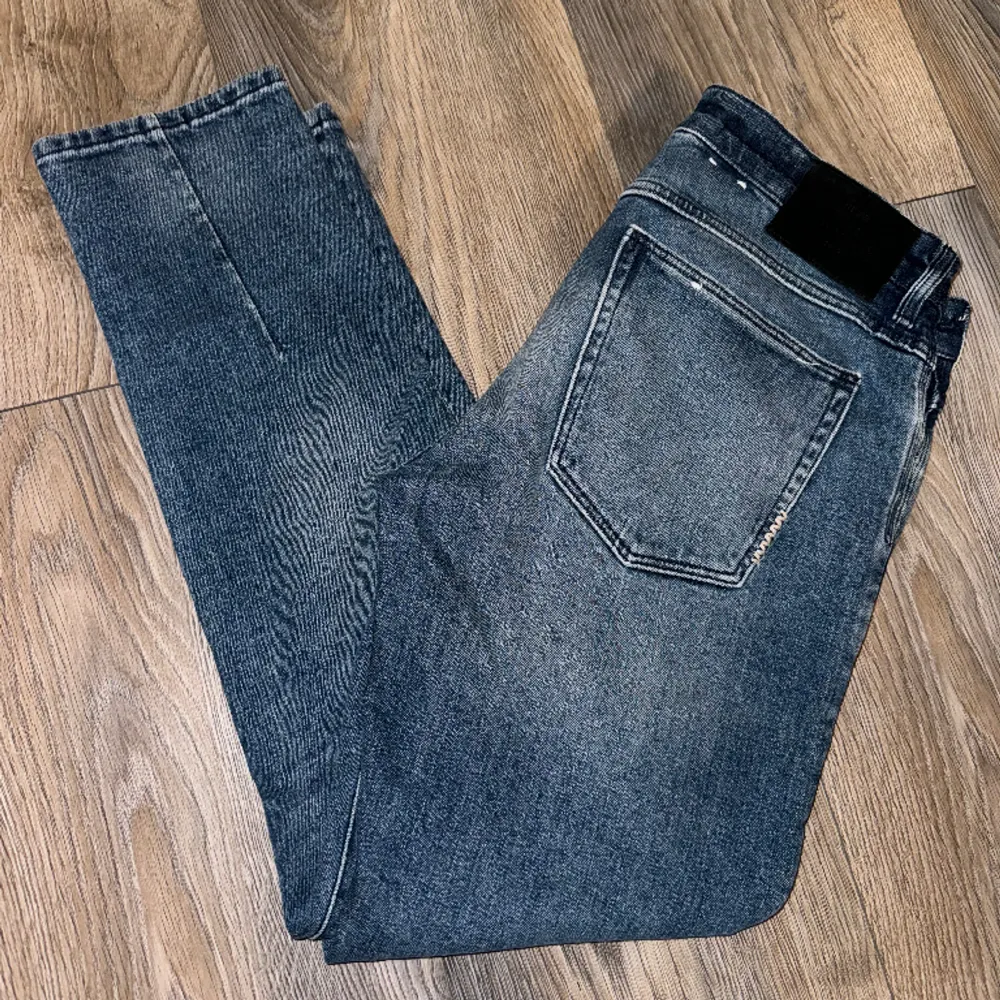 Säljer dessa riktigt feta Neuw Stockholm Iggy skinny jeans. Skick 10/10. Ordinarie pris 1399❌ Vårt pris 349✅ Modellen är 191. Tveka inte att höra av er om ni har någon fråga. Storleken är 34/32.. Jeans & Byxor.