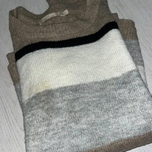 Lager 157 - Stickad tröja väldigt skön strl S. Den har en fläck se bild 2. 30kr