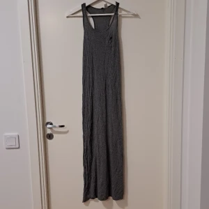 Klänning  - Storlek 34