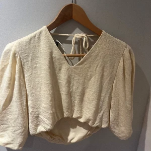 Sommar topp💛 - Fin kort topp som passar perfekt till sommaren 💕Bra skick