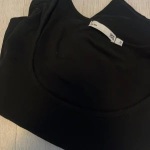 Lager 157  - Ribbad svart klänning långärmad. 50kr 