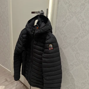Parajumper jacka - Säljer nu min fina parajumper då den tyvärr inte kommit till användning som jag trodde (inköpt 5000kr). Skulle säga att den är mer som en mindre L i storleken
