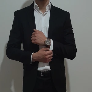Kostym  - svart kostym som är en klassisk och tidlös klädsel för formella och speciella tillfällen. Den består av vanligtvis av en välsyddsvart kavaj och matchande byxor. Vi kan tillsammans förhandla priset. Dessutom priset är sänktbart. 