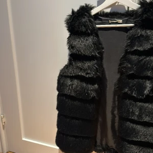 Pälsväst  - Säljer nu min jättesnygga fake pälsväst som är från Tessie, det är storlek M/L men skulle säga att den passar S också 