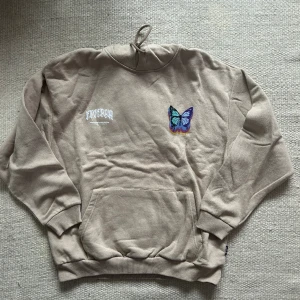 Hoodie - Beige hoodie men stryck fram och bak. Aldrig använd, prislapp sitter kvar. Från yourturn i strl S.💖