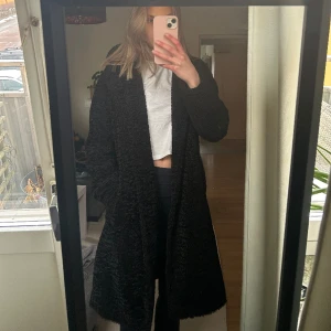 Kappa - Svart kappa från Nelly i strl 36. Använd fåtal gånger. Stängs med knappar. 💖