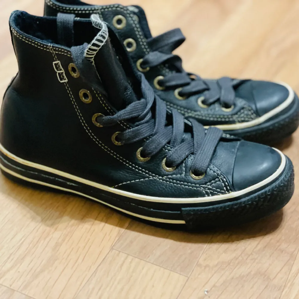 Converse All Star klassisk med högt skaft och i äkta skinn, storlek 36. Nyskick. Pris 700:- Från rökfritt och djurfritt hem. . Skor.