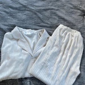 Satin Pyamas - Pyamas feån primark för dig som vill känna dig extra glamorös på morgon och kväll💞den är i storlek: 2xs men passar mig som vanligtvist har xs/s. Andvänd fåtal gånger. Skriv för mer bilder eller frågor!💞