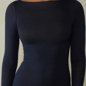 Intimissimi tröja u marinblå  - Säljer min superfina intimissi tröja i marinblått som är andvända men inte har några täcken på det i storlek s🫶