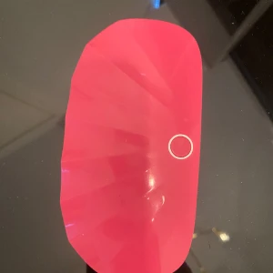 Uv lampa - Säljer nu min bärbara uv lampa som är helt oanvänd. Den har inte hunnit komma till användning då jag inte haft tid till att använda den. Säljer den nu då någon annan förmodligen skulle behöva den mer än mig. 