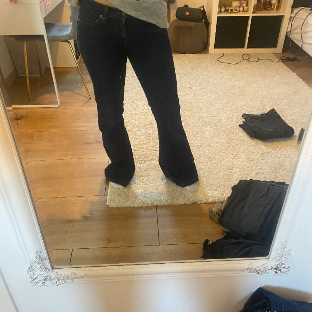 Snygga lågmidjade bootcut Levis jeans i storlek 36, mörkblå. Endast använda 2 gånger. Säljer pgv att de inte passar längre. Frakt betalas själv . Jeans & Byxor.