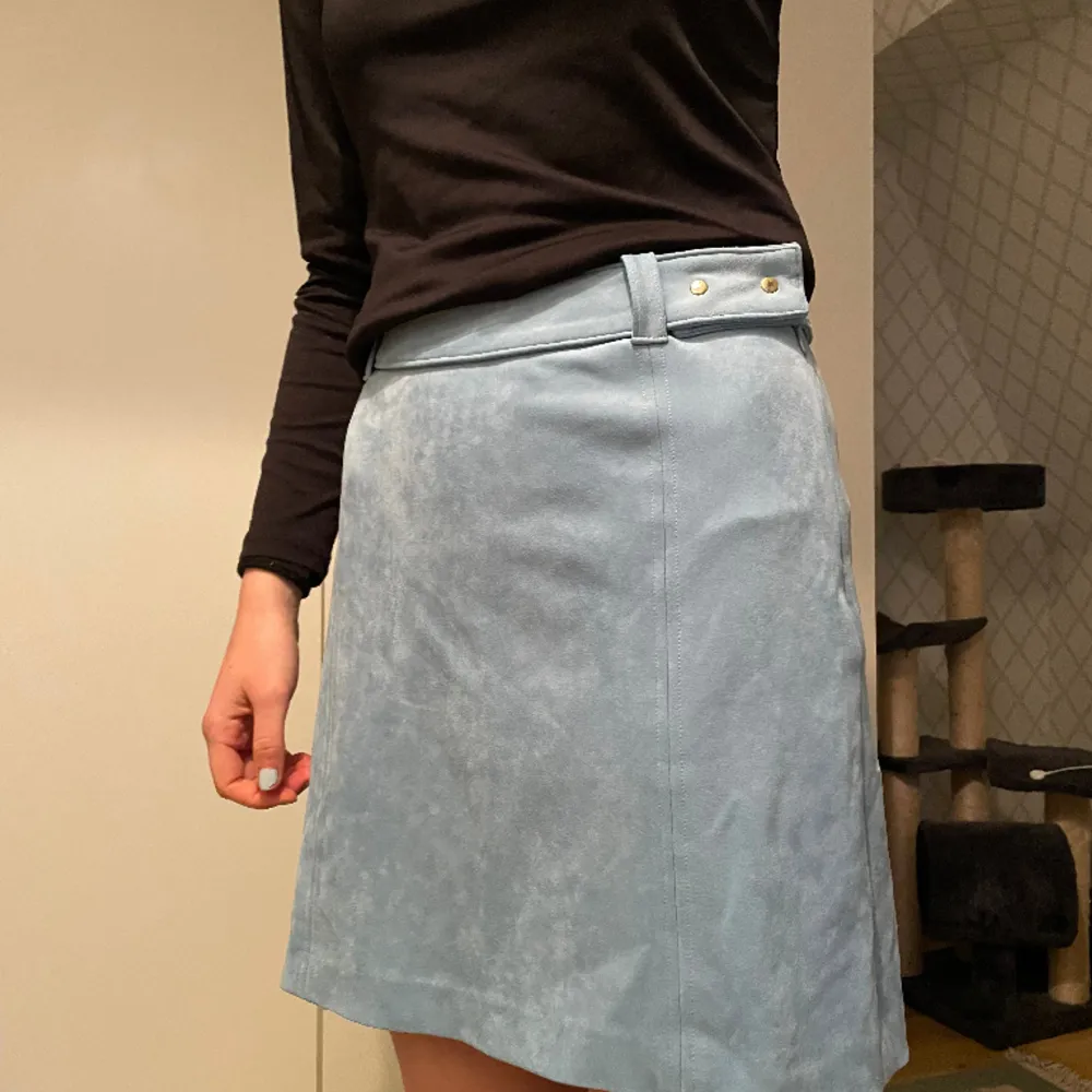 Supersöt och stilig blå kjol från h&m med velvour tyg. Har ett separat bälte som kan justeras! . Kjolar.
