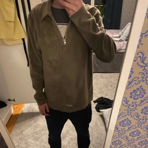 Frotté half zip - Säljer min gröna frotté halvzip från Brothers. Den är i väldigt bra skick. 