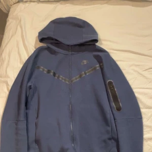 Blå Nike tecch  - För liten Nike tecch