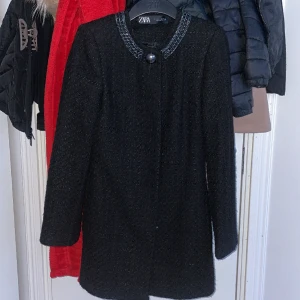 Slutsåld zara kappa - Säljer min favorit kappa från zara som nu är helt slutsåld, inga defekter och ser helt ny ut. Stickat material med jättefina detaljer  (se bild 2) och formar sig efter kroppen. Tveka inte på att höra av er vid frågor💗