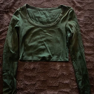 mörkgrön topp - säljer min gröna topp som är oanvänd i strl s